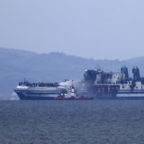 Une fumée épaisse s'échappe toujours du ferry.